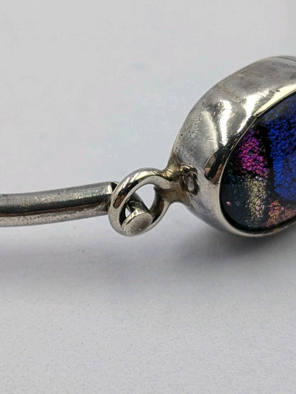 Vtg Sterling Silver Oval Multi Color Dichroic Glass Hook Bangle Bracelet – 16.6g