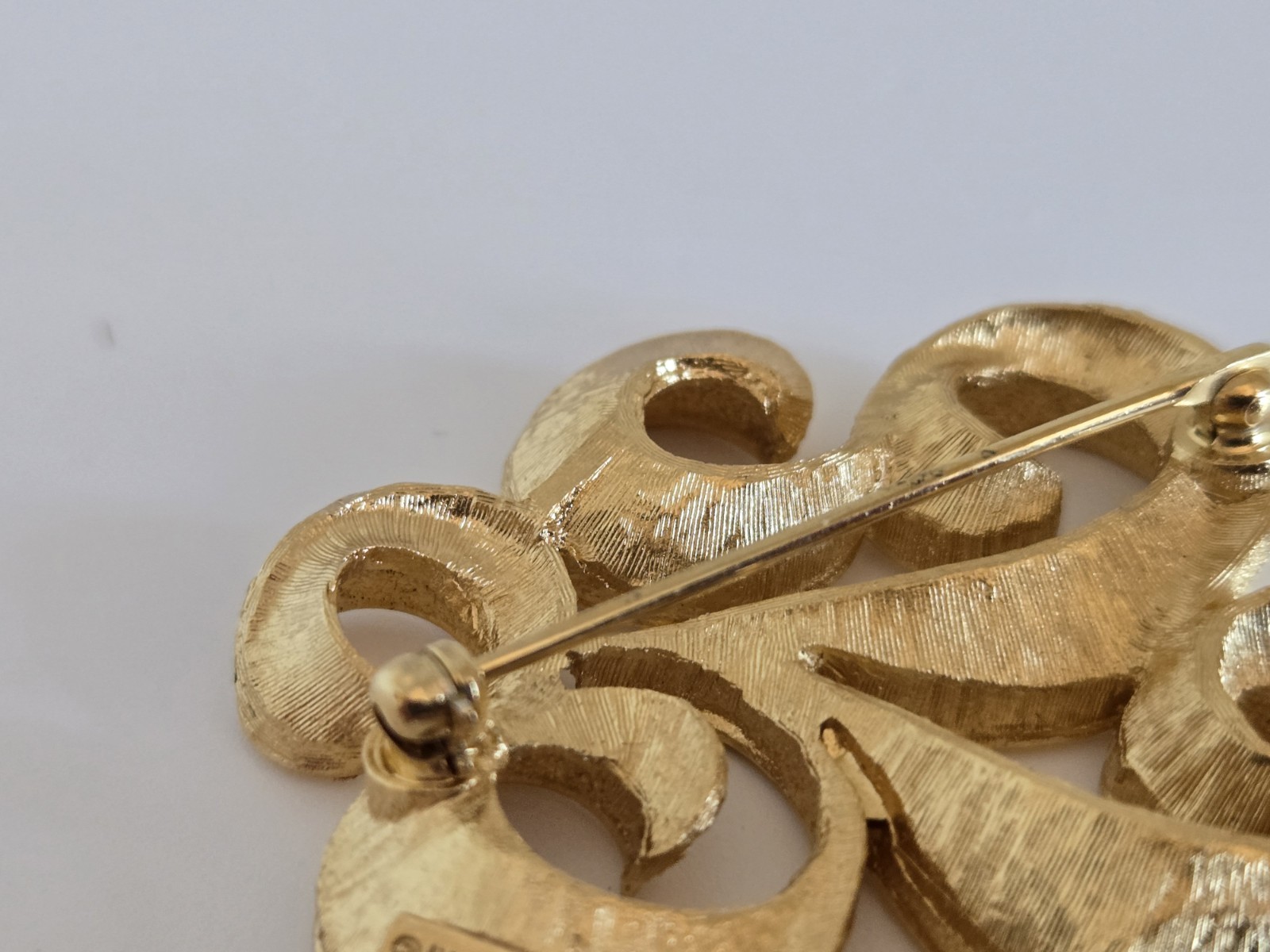 Vintage Crown Trifari Gold Plated Swirl Ribbon Design Brooch 1 3/4″