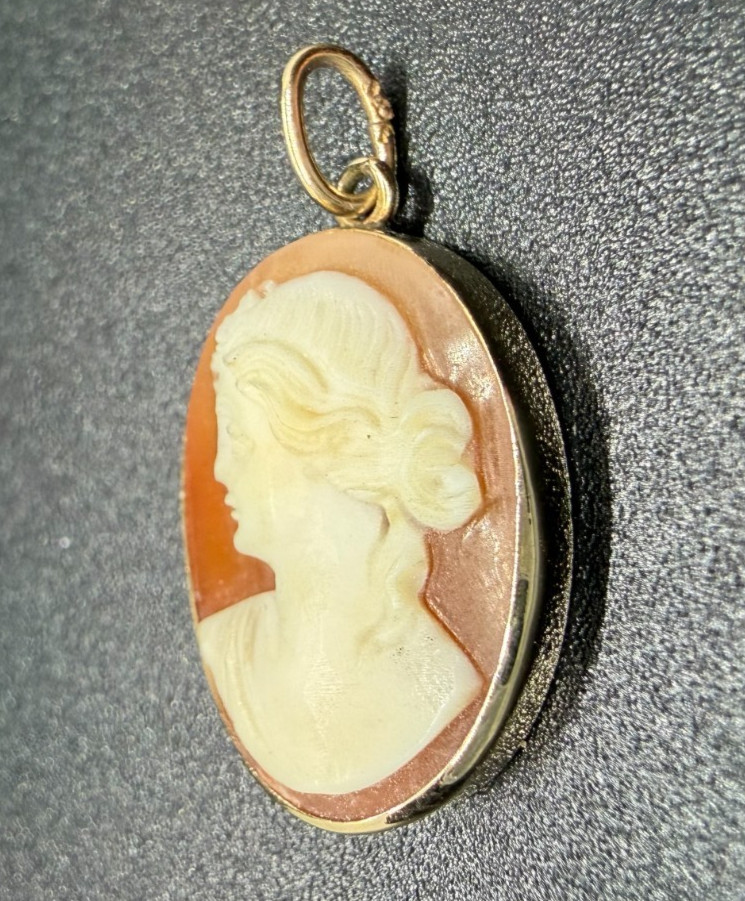 Vintage 14K Yellow Gold Cameo Pendant Shell Portrait Oval .75″ X .50″ 1.53grams.