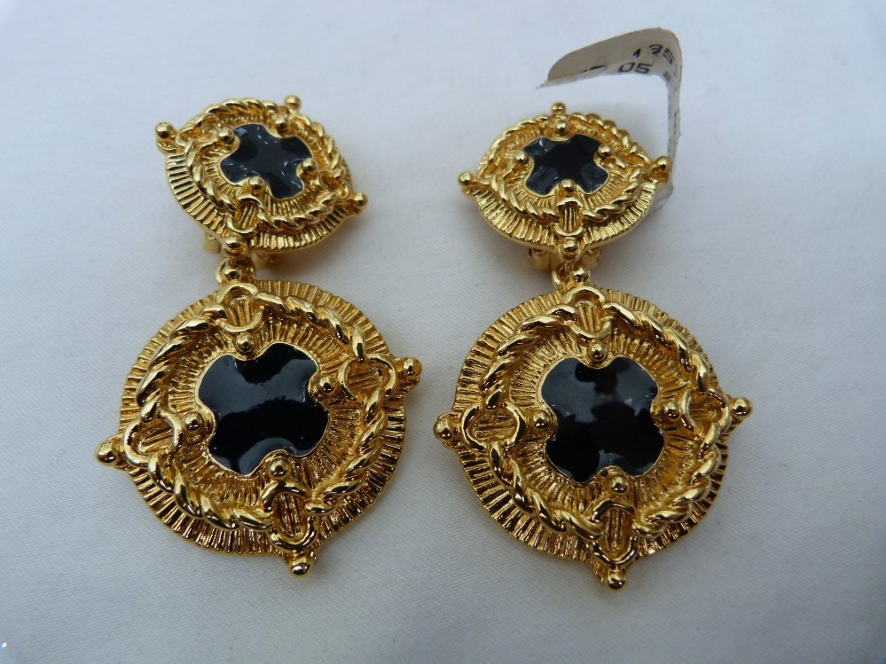 2 3/8″ VTG SIGNED ST JOHN BLACK ENAMEL ETRUSCAN DANGLE DROP EARRINGS NEW W/TAGS