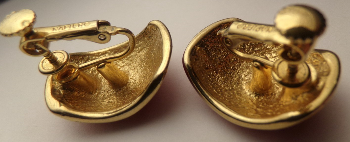 VTG 1980’S NAPIER RICH RED ENAMEL GOLD TONE ADJUSTABLE CLIP-ON CLIP EARRINGS 1″