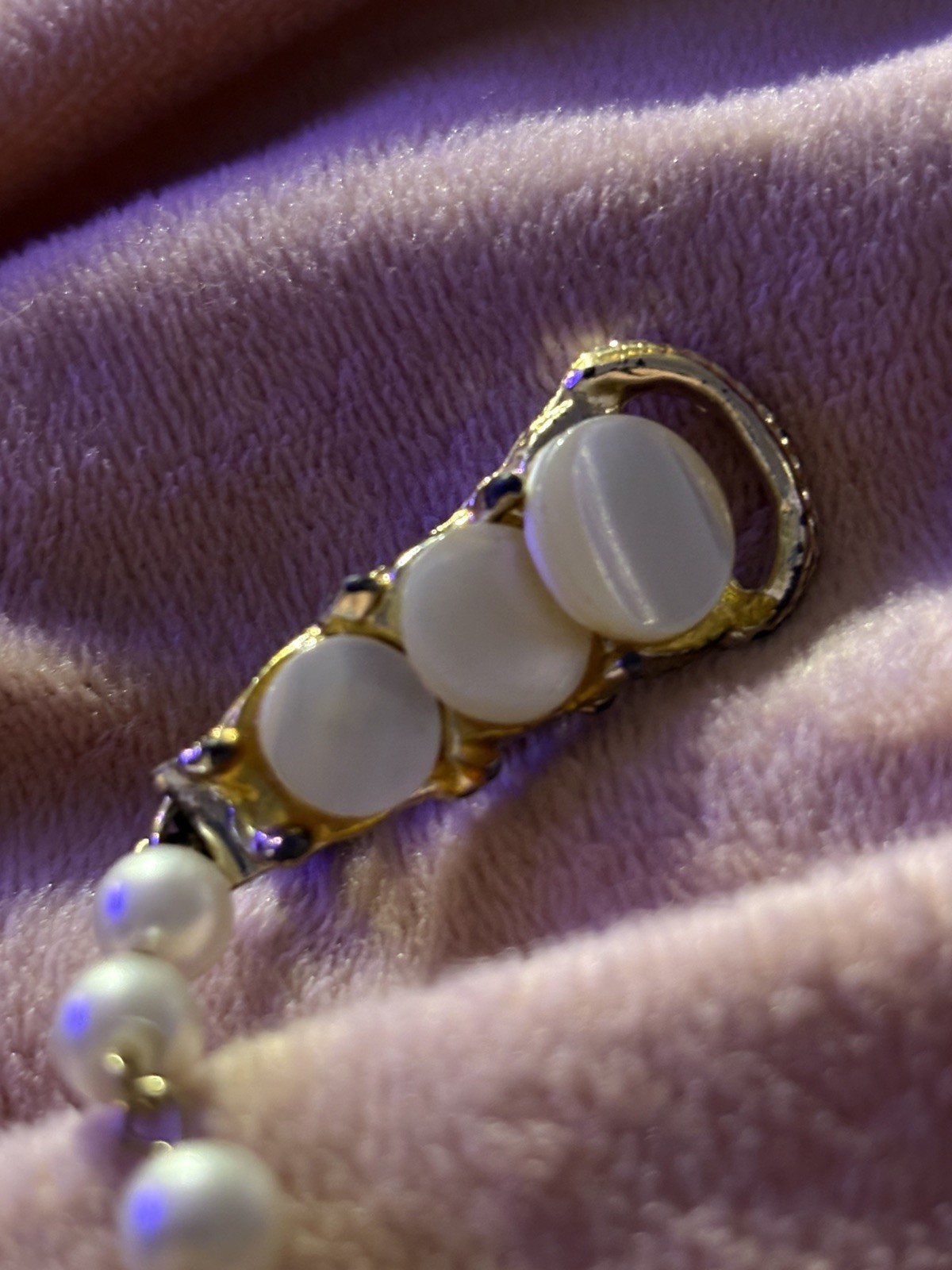 Vintage 1950’s Sweater Fur Scarf Clip Mother Of Pearl & Faux Pearl Silver Tone