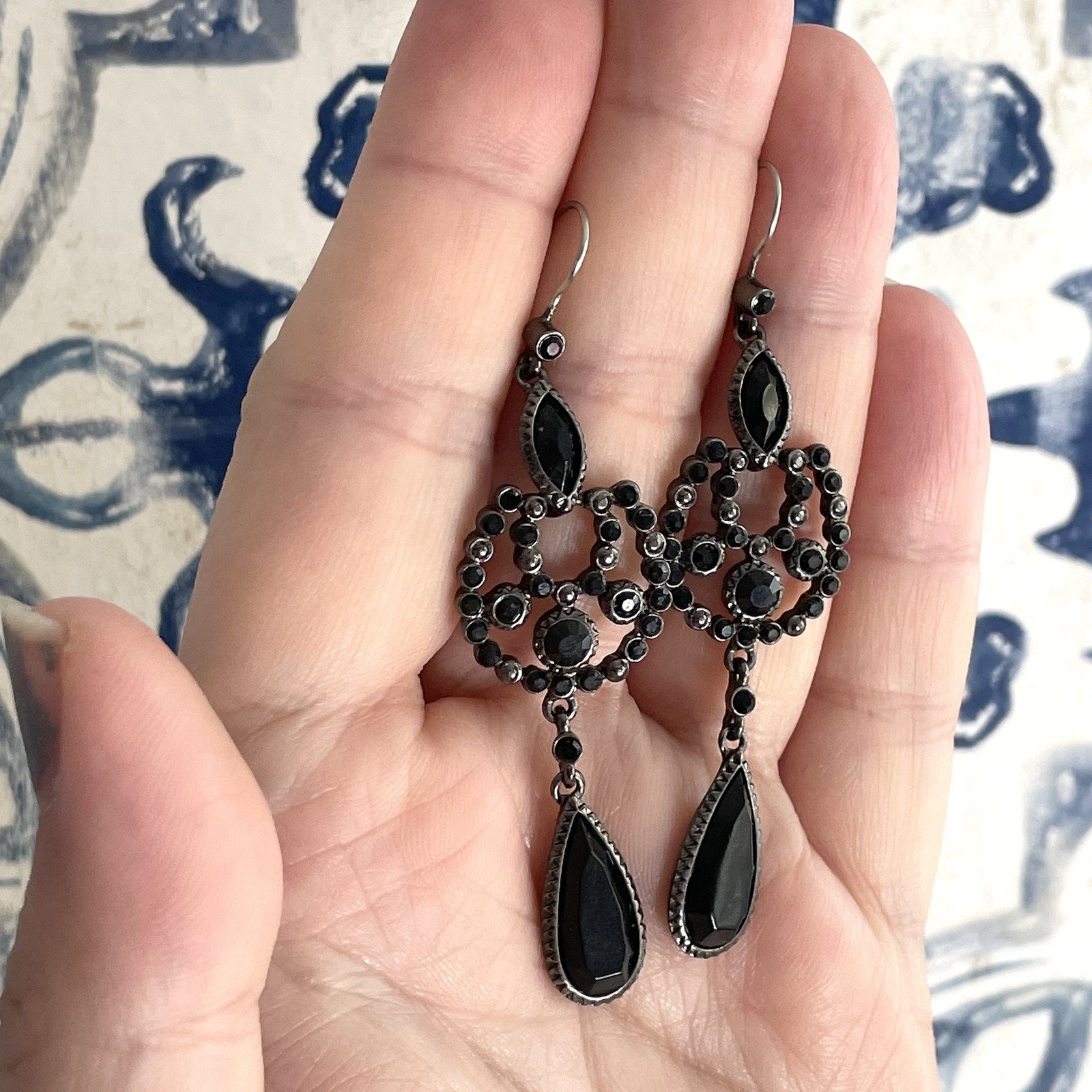 Vintage silvertone & black faceted plastic/acrylic stone dangle earrings goth
