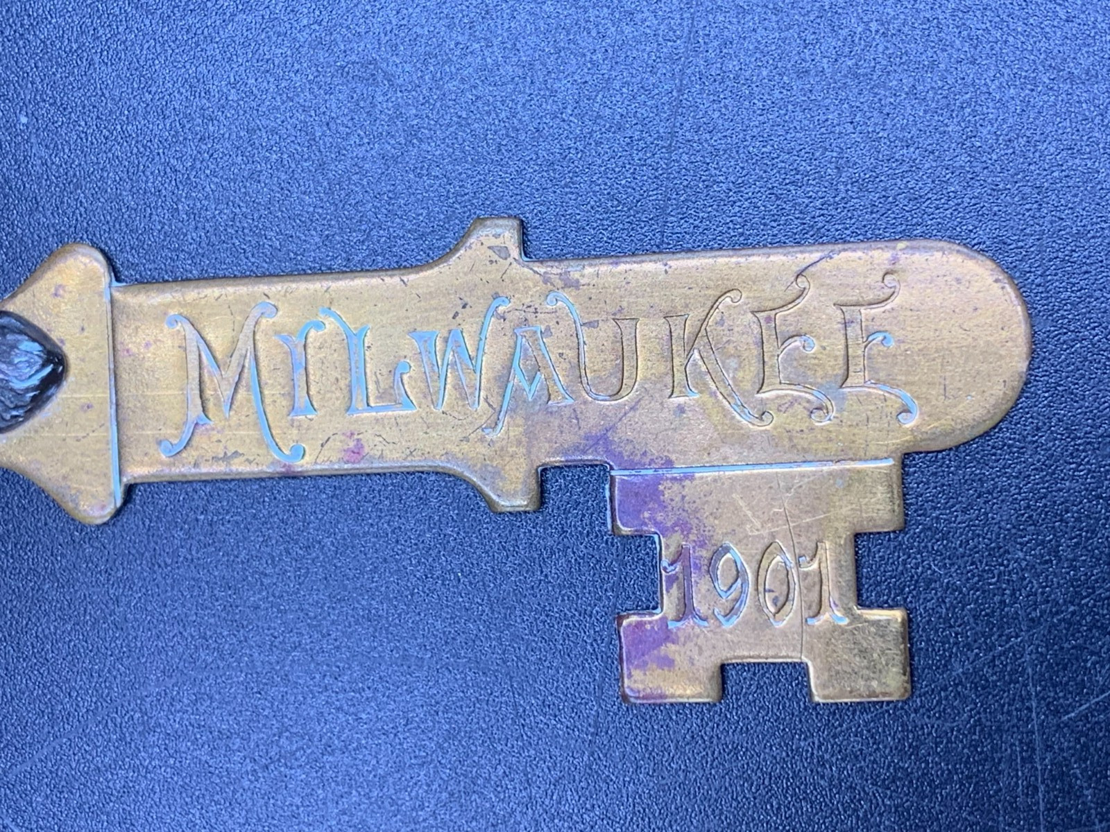 Antique MILWAUKEE 1901 souvenir brooch Key with deer /elk