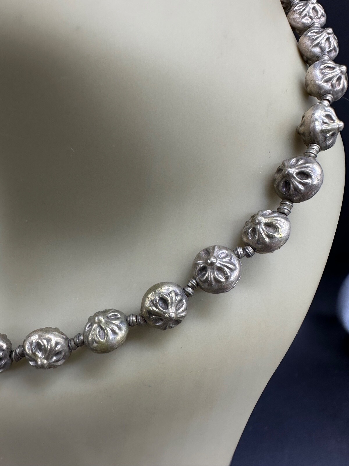 ESTATE SILVER METAL ROSETTE BEAD TRIBAL NECKLACE 16″