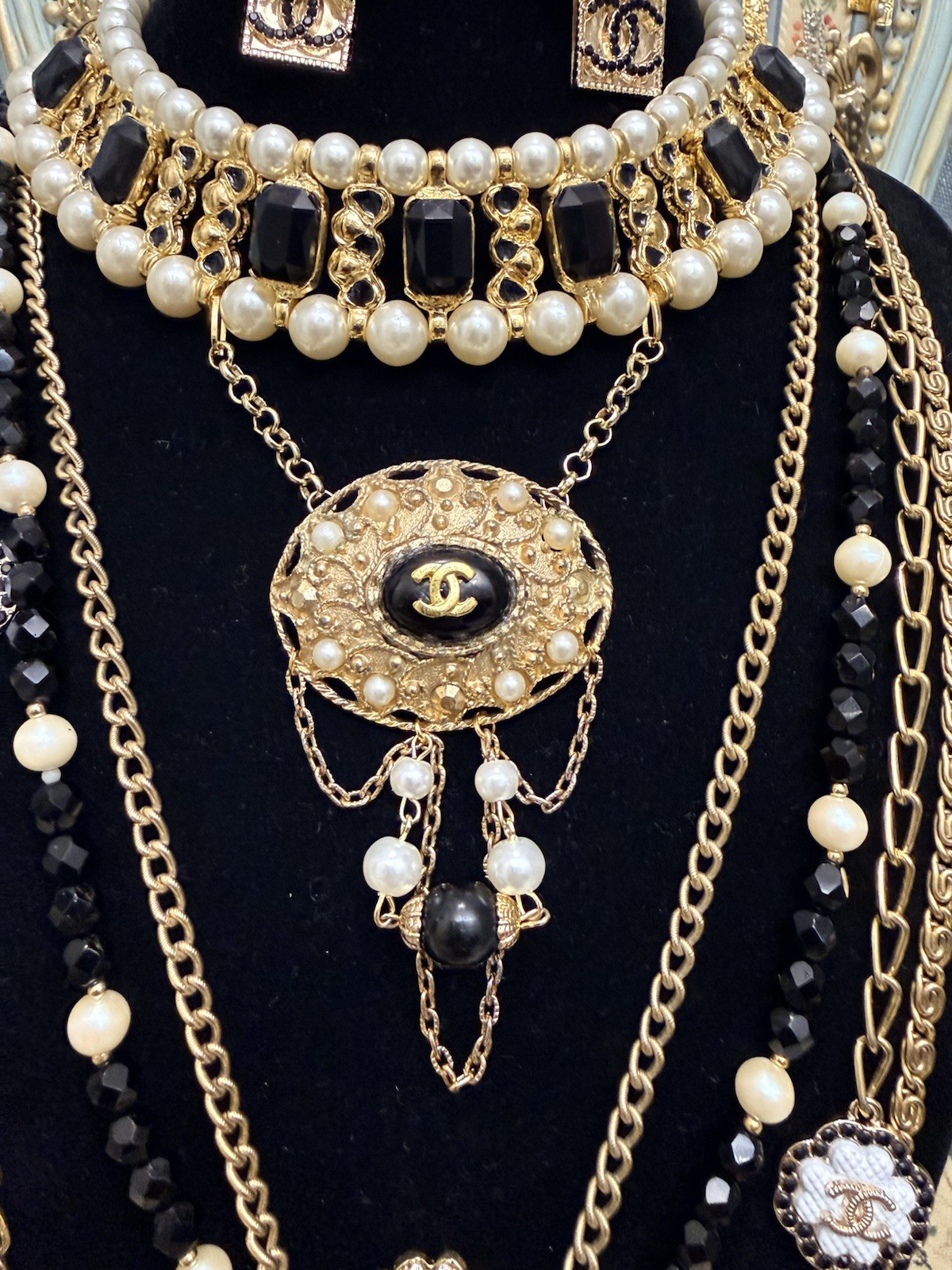 „Midnight Paris – Layered Black & Gold Vintage Statement Set”
