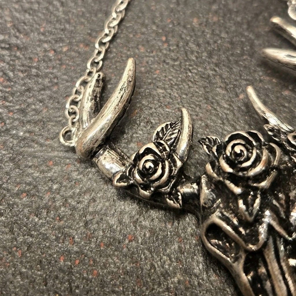 Deer Stag Skull & Roses Vintage Necklace Silvertone Jewelry Chain Link Hook 14″