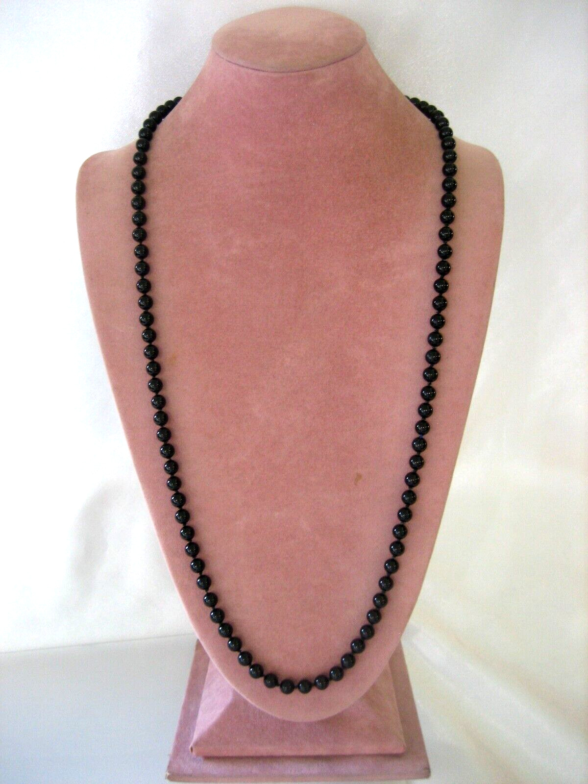 BLACK ONYX BEADED 14K YELLOW GOLD CLASP 32″ HAND KNOTTED NECKLACE