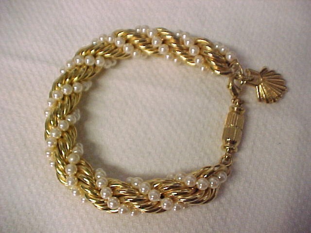 Richelieu White Faux Pearls Wrapped on Gold Tone Rolo Chain Bracelet 8.75″ VTG