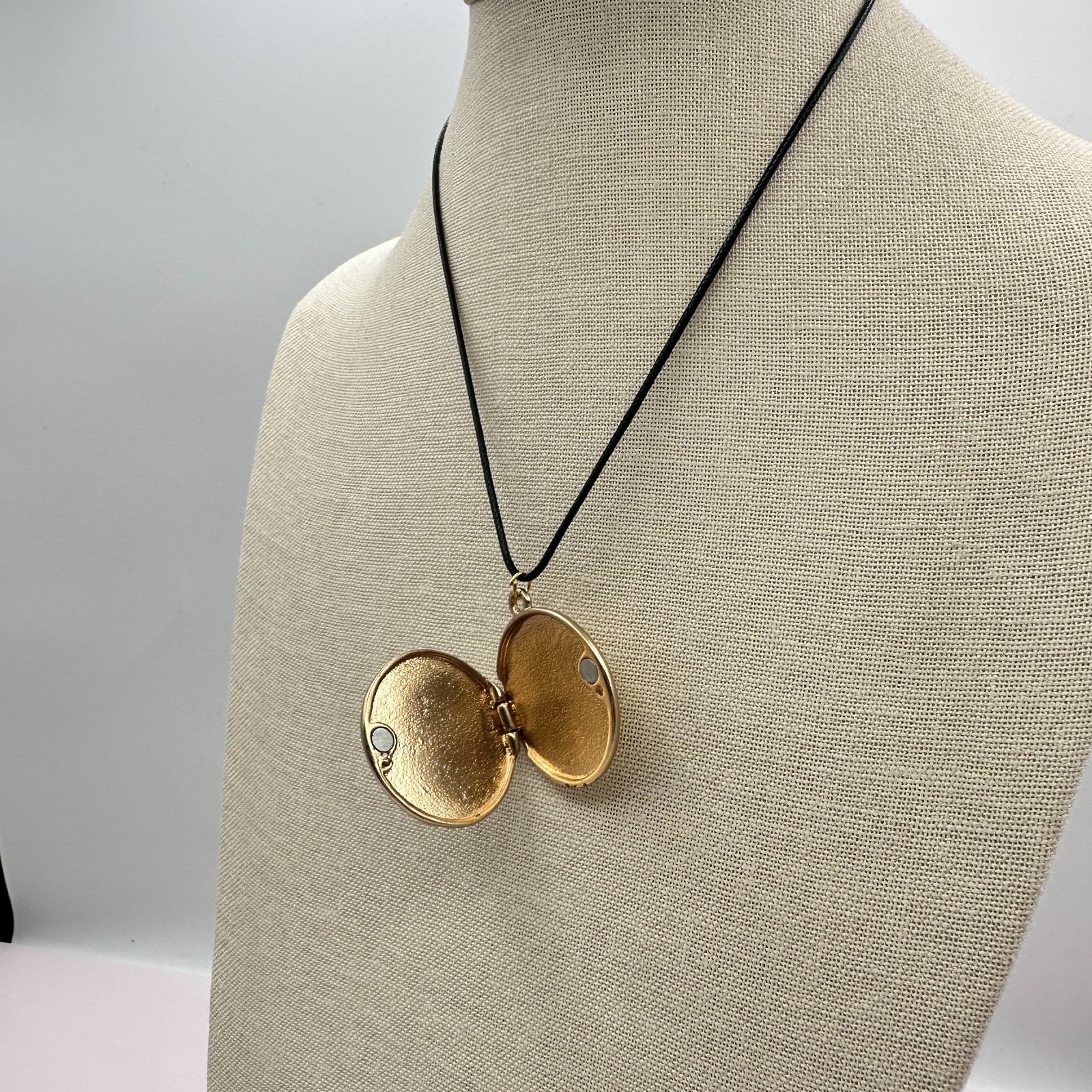Vintage Y2K Gold Tone Mother of Pearl Pendant Necklace Women’s Classic Jewelry