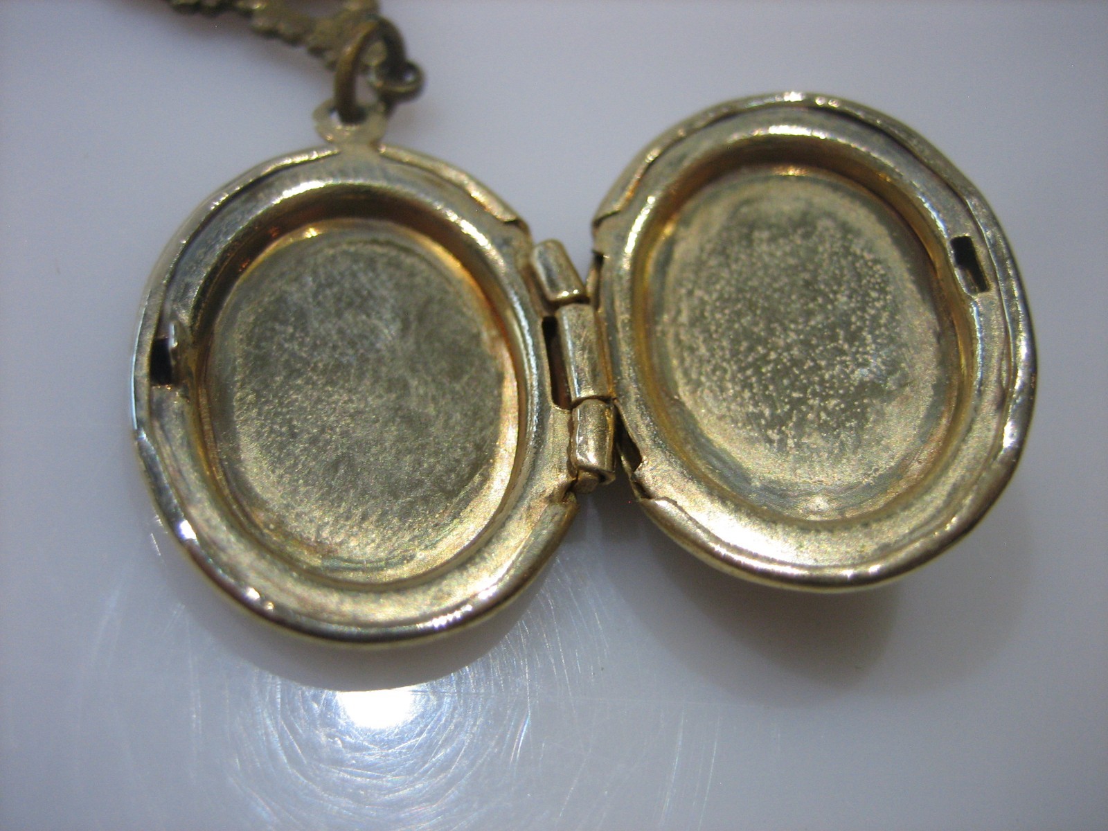 Vintage Gold Tone Floral Porcelain Photo Locket Pendant Chain Necklace