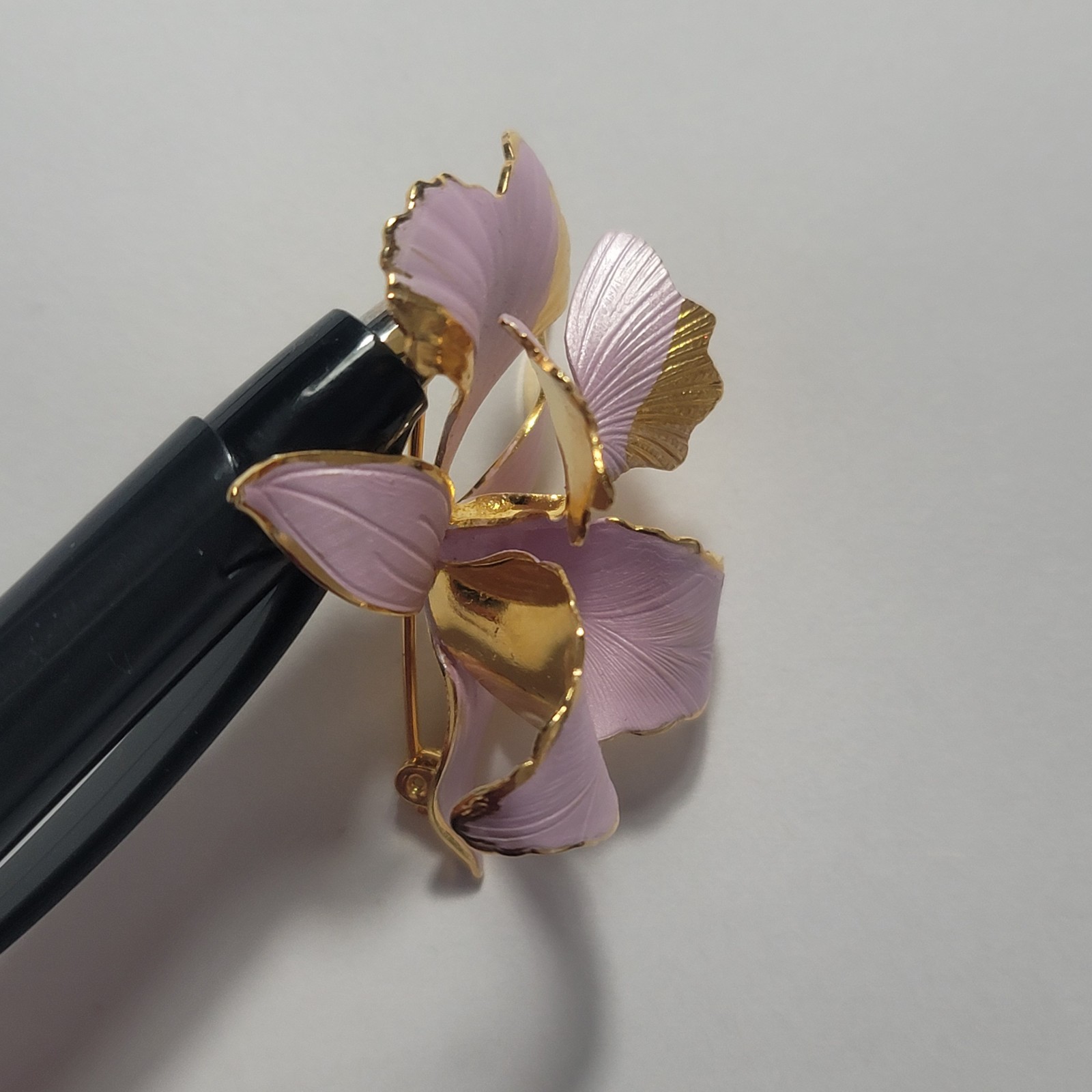 Vintage Signed Cerrito Original 1982 Orchid Iris Flower Brooch Lilac Goldtone 2″