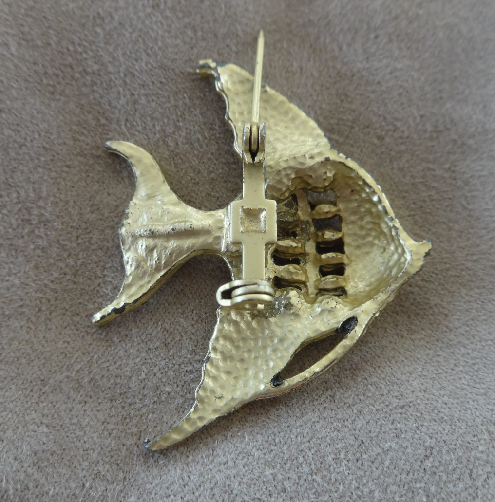 UNSIGNED GOLD TONE FISH BROOCH PIN TURQUOISE COLOR BEADS PRETTY GUC