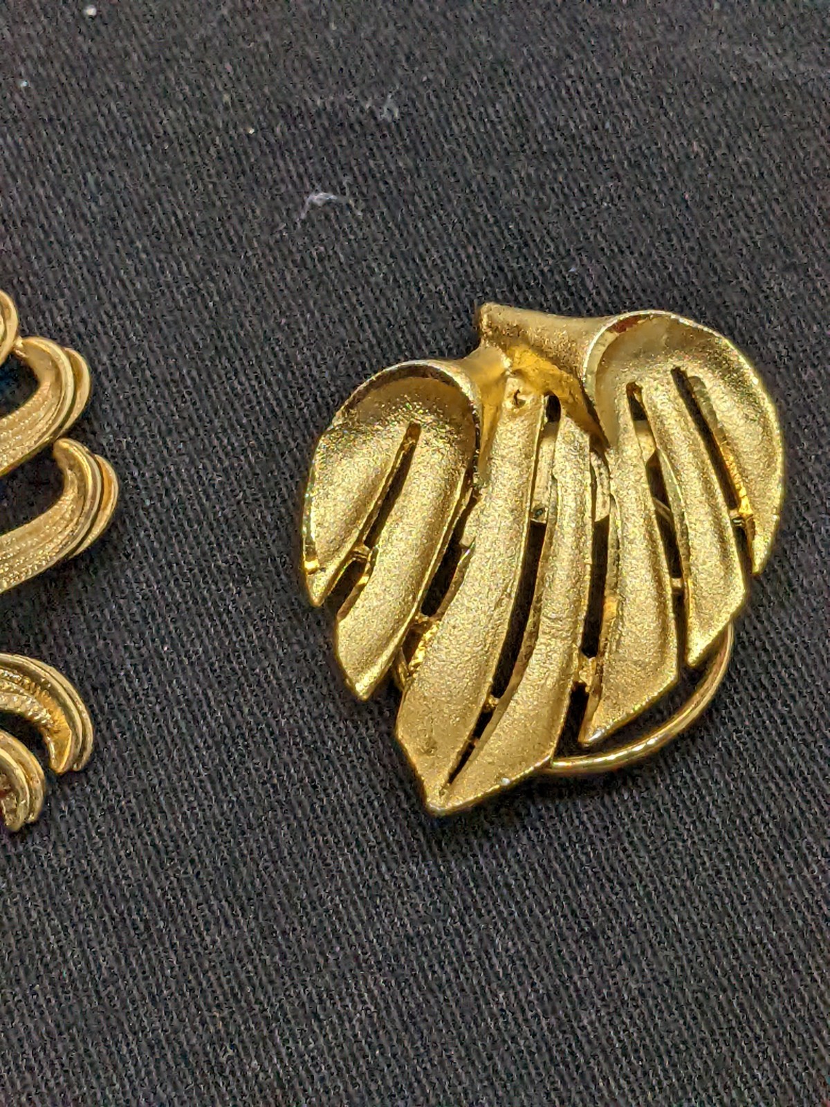 Vintage Lot of Leaf Broochs Gold Tone Pin Signed Lisa Estate Find Nature Trees