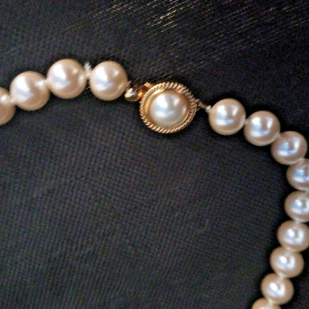 Vtg Classic Hand Knotted Glass Faux Pearls Gold Tone Clasp Necklace 18″ unsigned