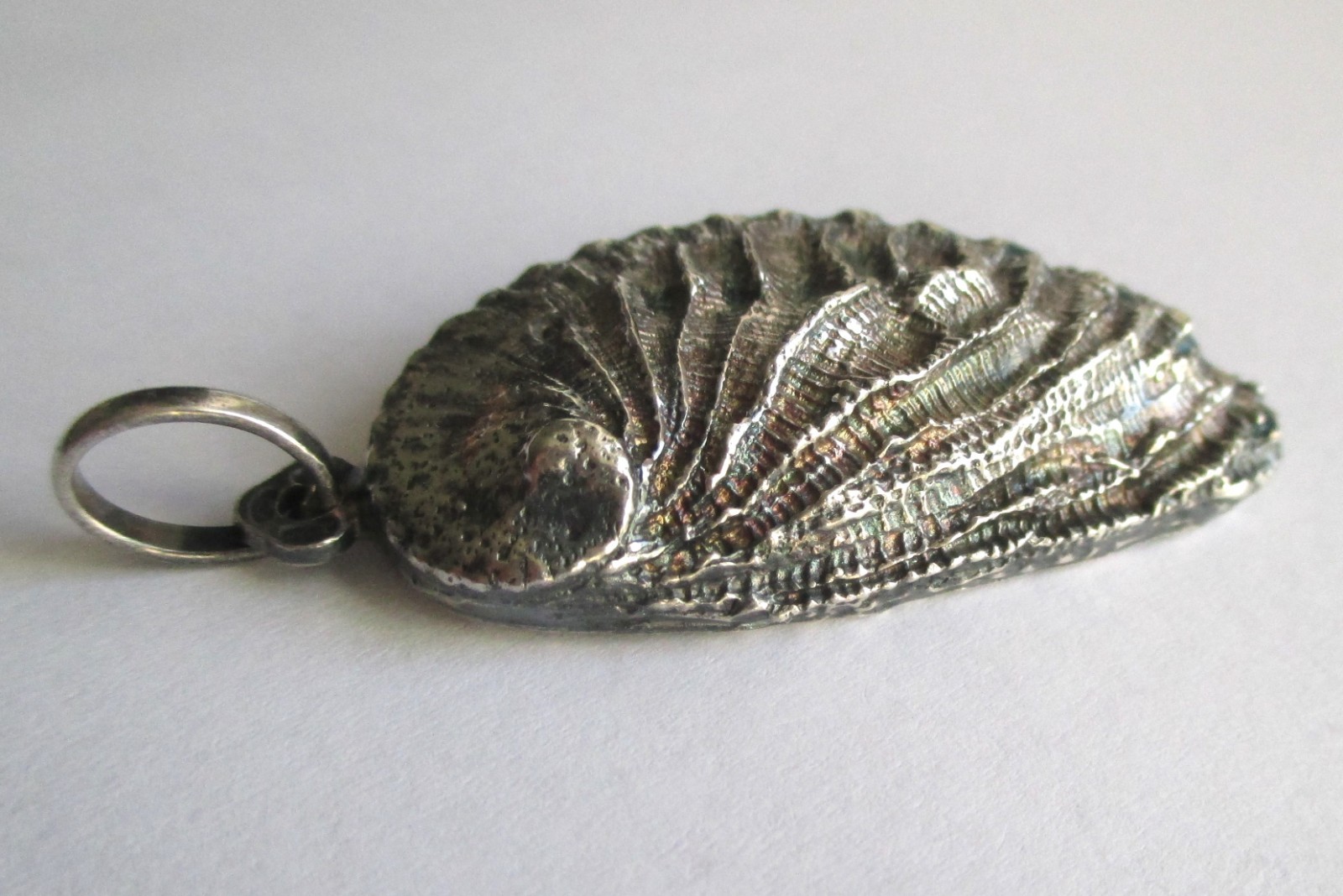 1-15/16in LARGE VINTAGE STERLING SILVER ENAMEL ABALONE CLAM SEA SHELL PENDANT