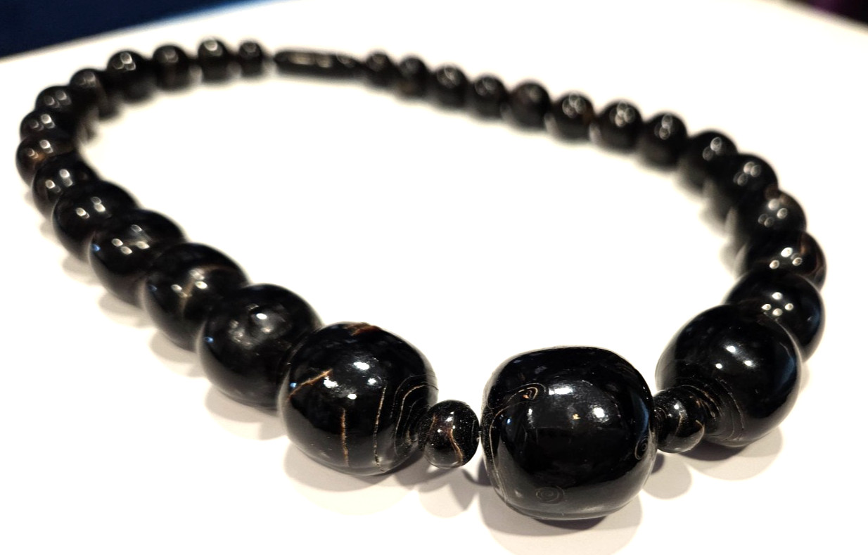 Black Coral graduated Bead Choker Necklace from Cancun, Mexico in 1980 RARE