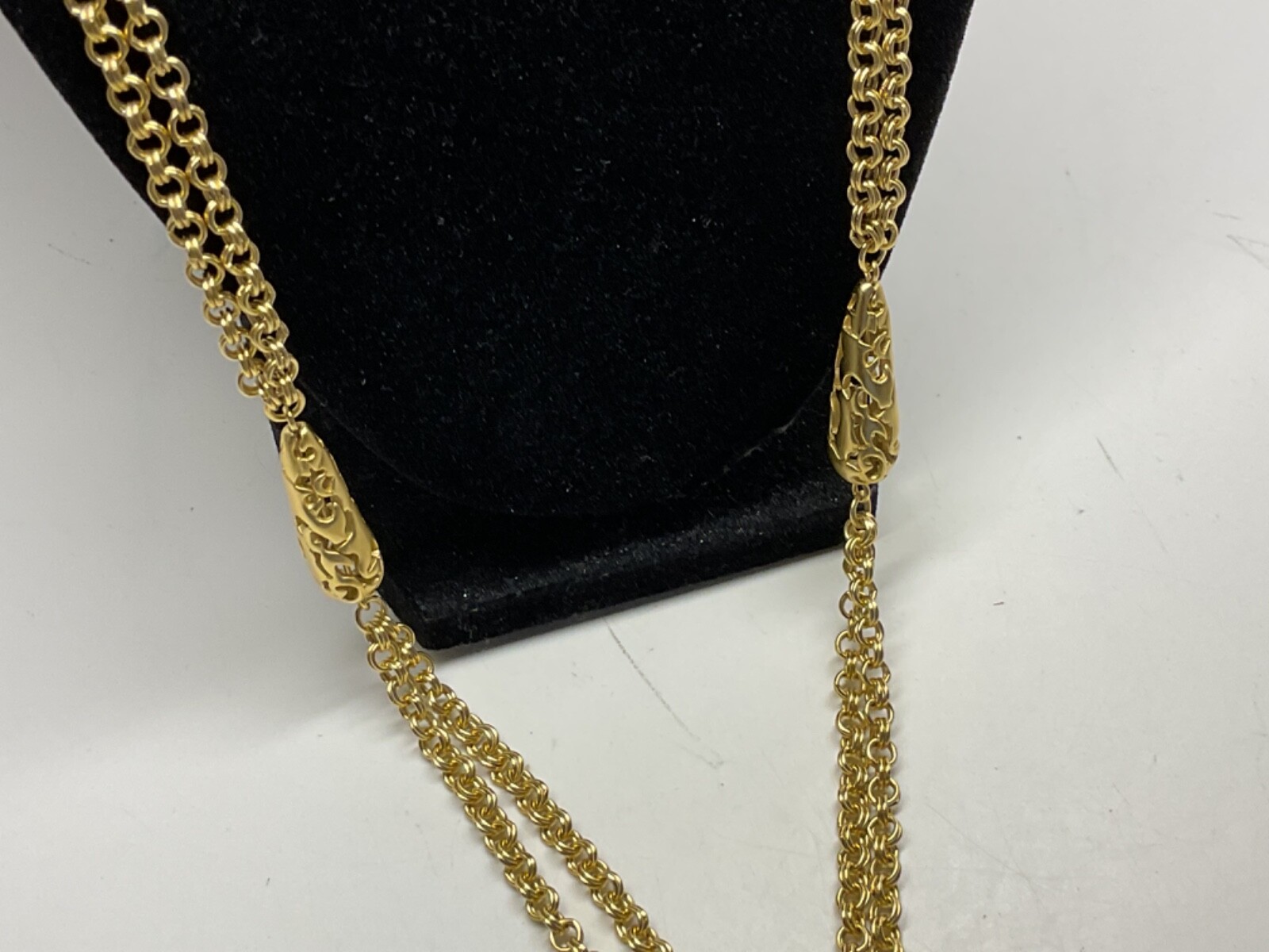 SIGNED LIZ CLAIBORNE MATTE GOLD FILIGREE MEDALLION PENDANT DOUBLE CHAIN NECKLACE