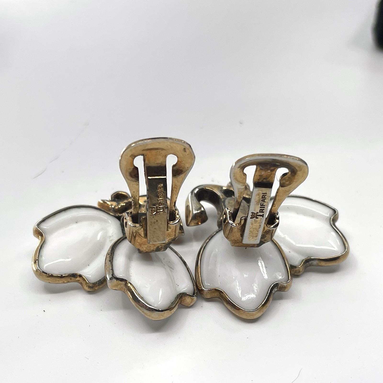 Vintage Crown Trifari Pat Pend Milk Glass Floral Bracelet Clip On Earrings Set