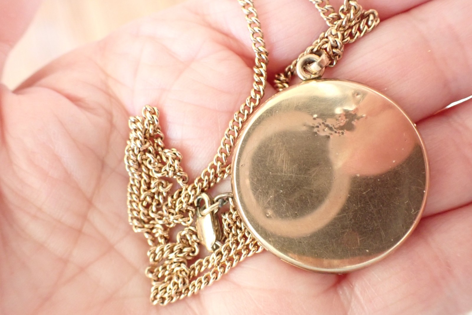 Vintage Antique Yellow Gold Filled Round Locket Pendant On Chain Necklace Etched