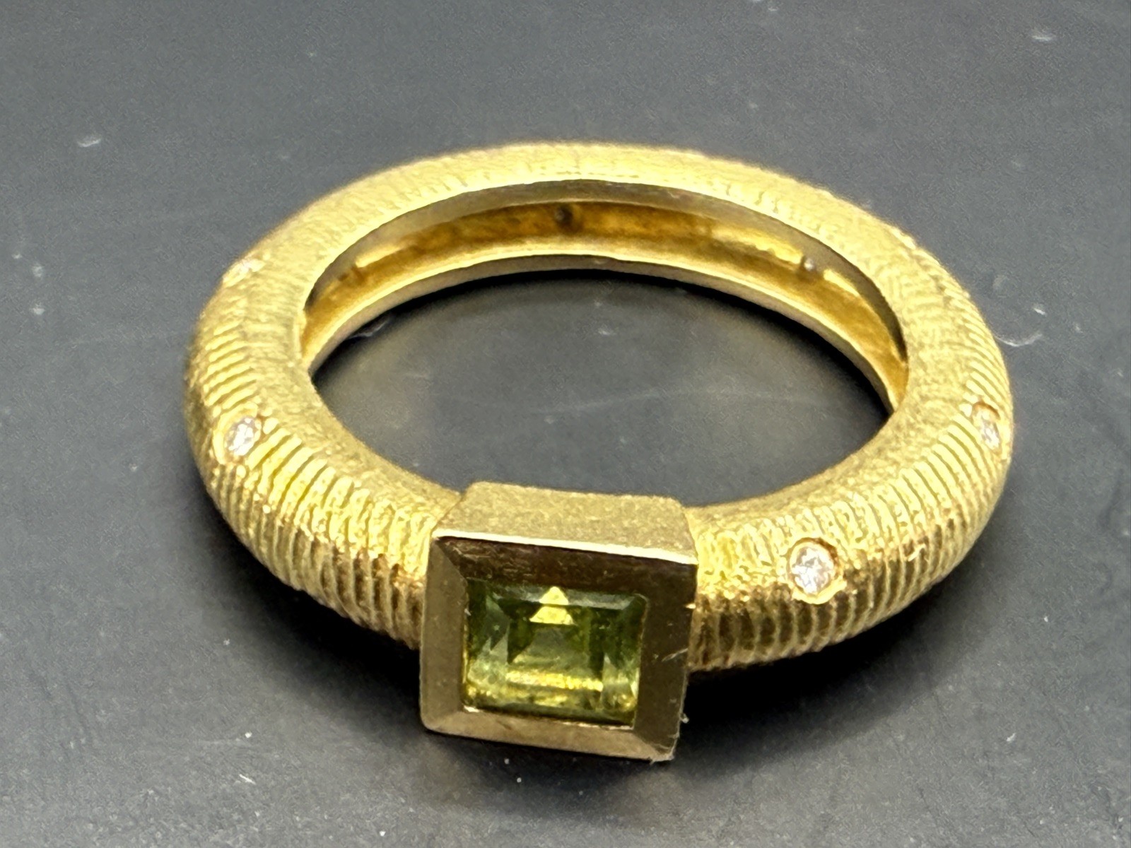PAUL MORELLI Ring-Band In 18Kt Gold With Diamonds & Vivid Green Peridot Sz. 5.5