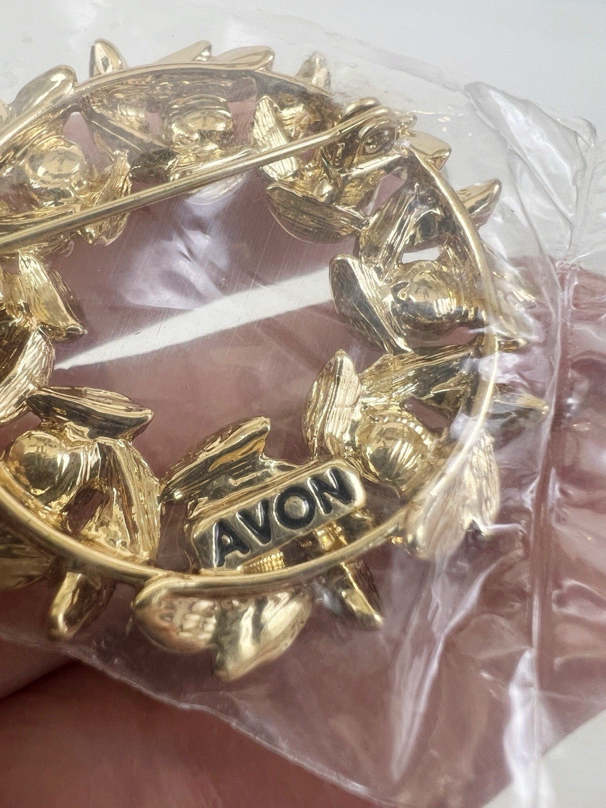 Vintage 1971 Avon Evening Creation Faux Pearl & Leaves Wreath Circle Pin Brooch