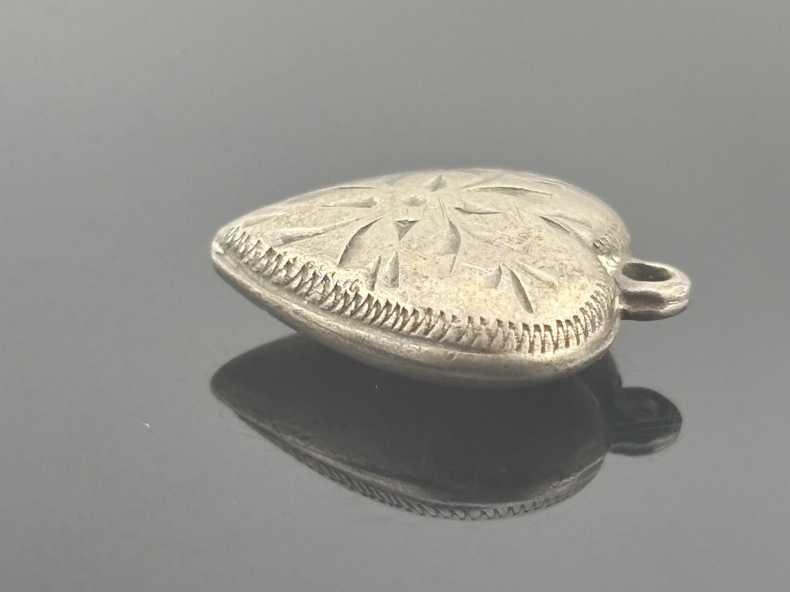 Vtg Single Sterling Silver Puff Heart Charm One Side Etched No Jump Ring 11/16″