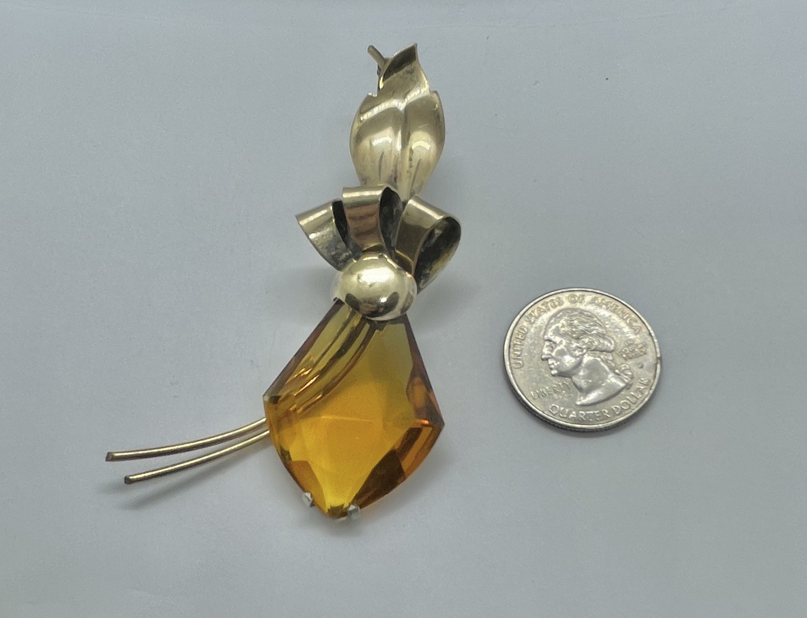 Vintage Retro Era Amber Lozenge Shape Art Glass 1/20 12kt Gold Flower Brooch