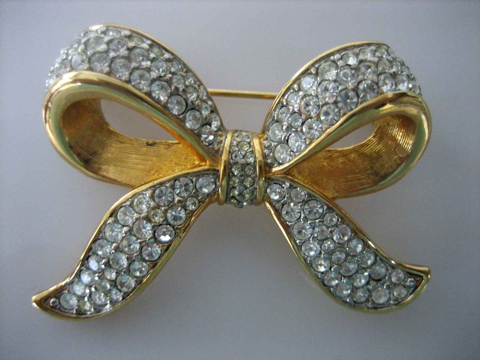 Vintage D.S.Co Daniel Swarovski Rhinestone Gold Tone Ribbon Bow Brooch