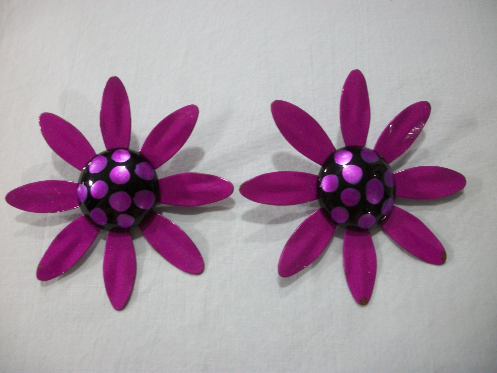 VTG MeTaL ENaMeL ***HUGE EYE POPPiNG PURPLE/BLACK/POLKA DOT*** DAiSy EaRRiNgS
