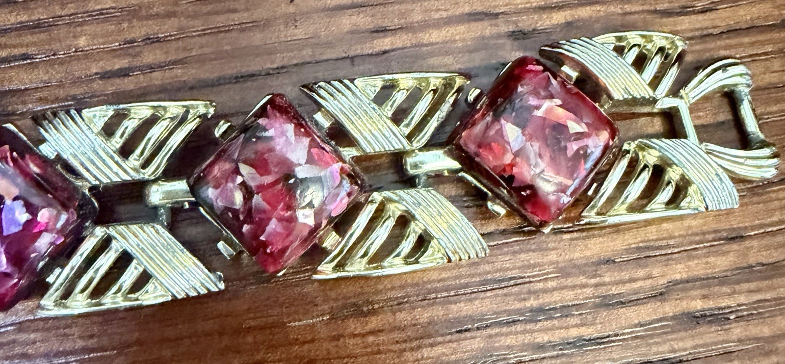 Vintage Gold Tone Coro Confetti Red Lucite 7″ link Bracelet