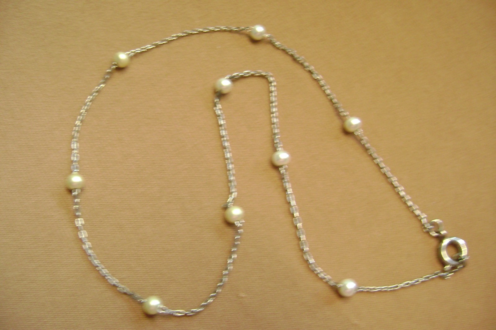 VINTAGE DAINTY AND DELICATE CHAIN & FAUX PEARL 14″ LENTH SILVER TONE NECKLACE