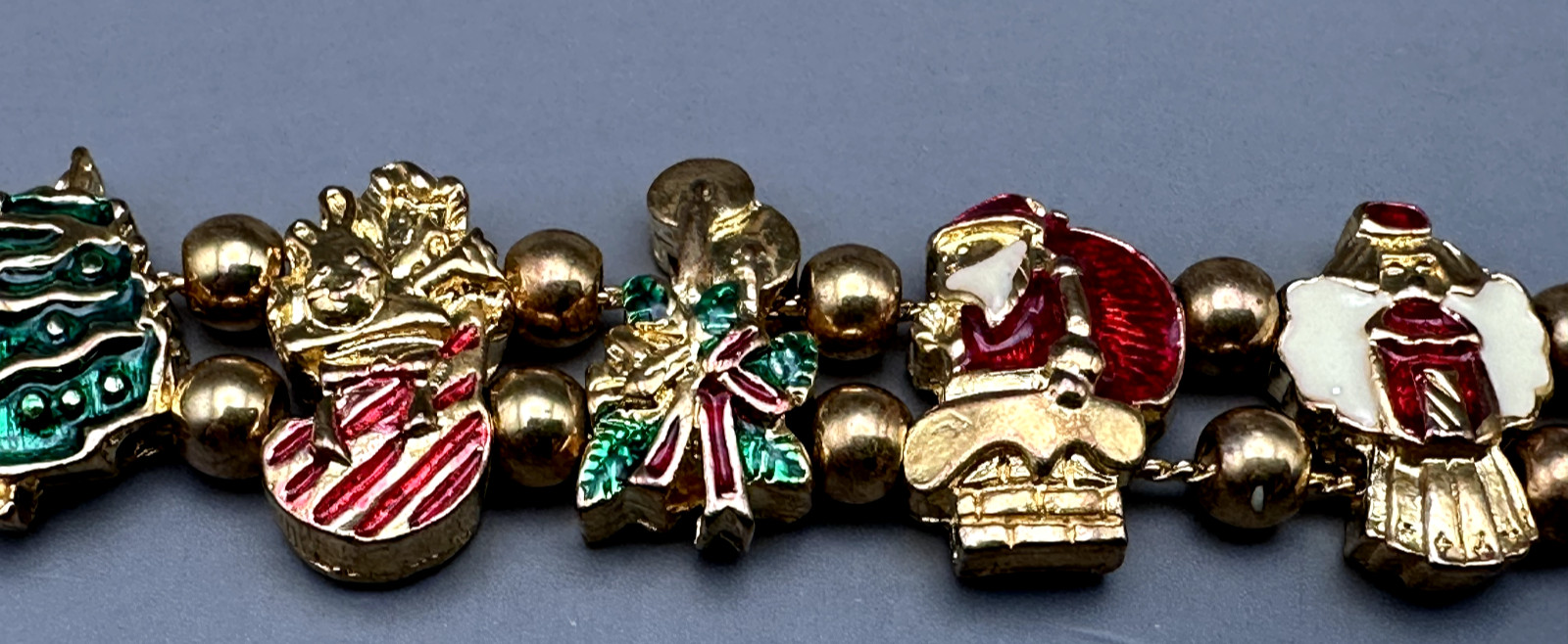 VINTAGE GOLD TONE, RED, WHITE, GREEN CHRISTMAS THEME BRACELET B6