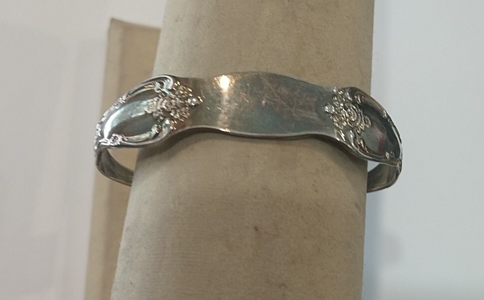 VINTAGE WM.A. ROGERS ONEIDA LTD SILVERPLATED FLORAL SPOON CUFF BRACELET 5″
