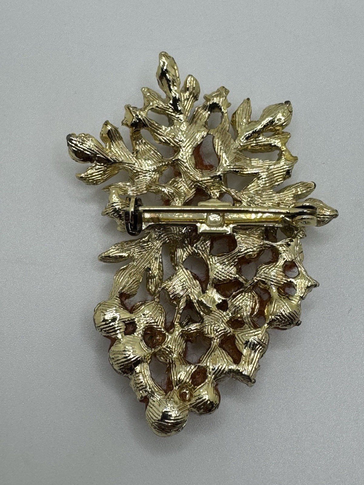 VINTAGE GRAPE CLUSTER BROOCH GOLD TONE FAUX SEED PEARLS CRYSTALS ESTATE PIN
