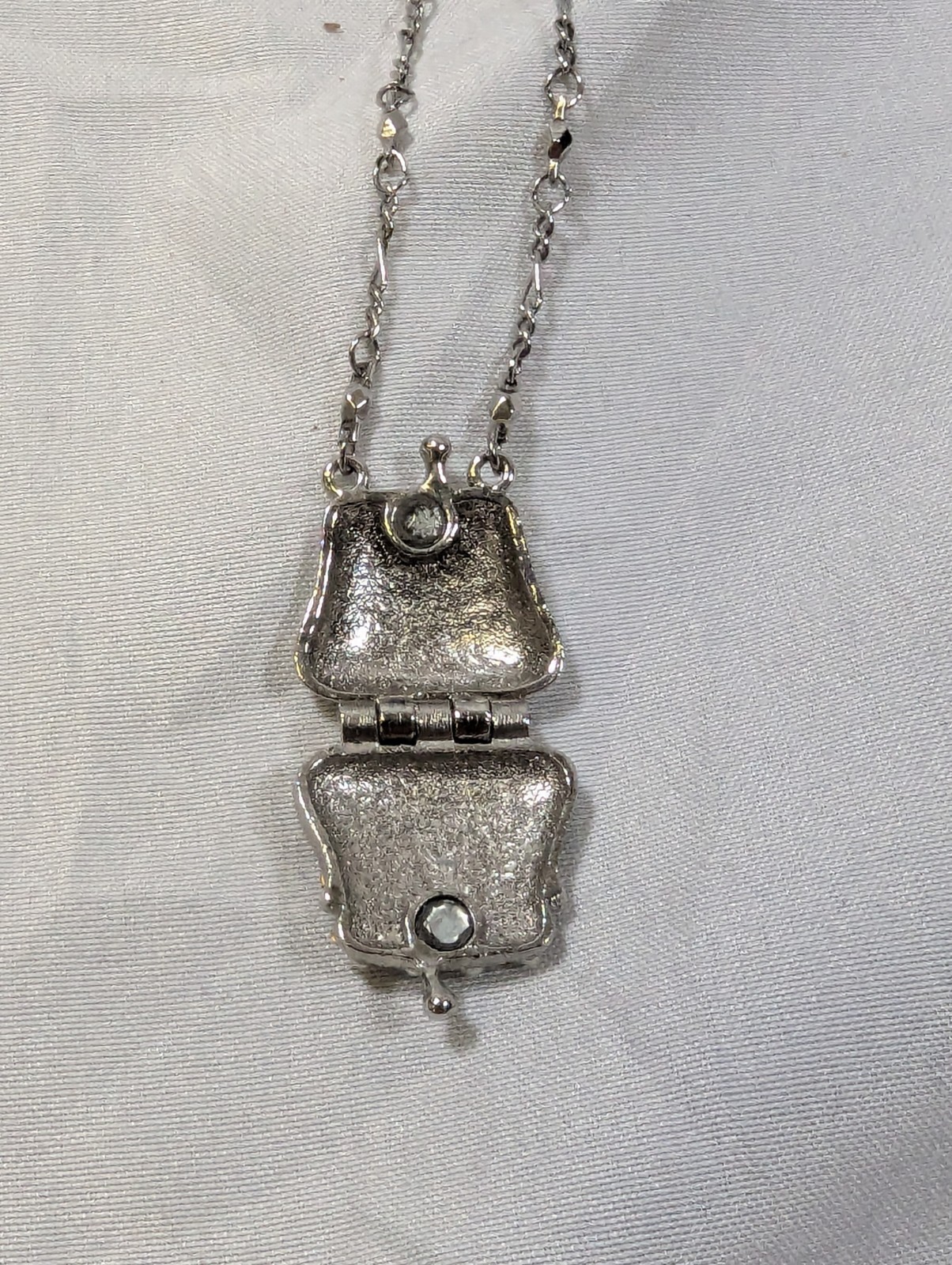 VOLM Brand Silver Colored White Cream & Purse Shaped Stash Pendant Necklace KEA1