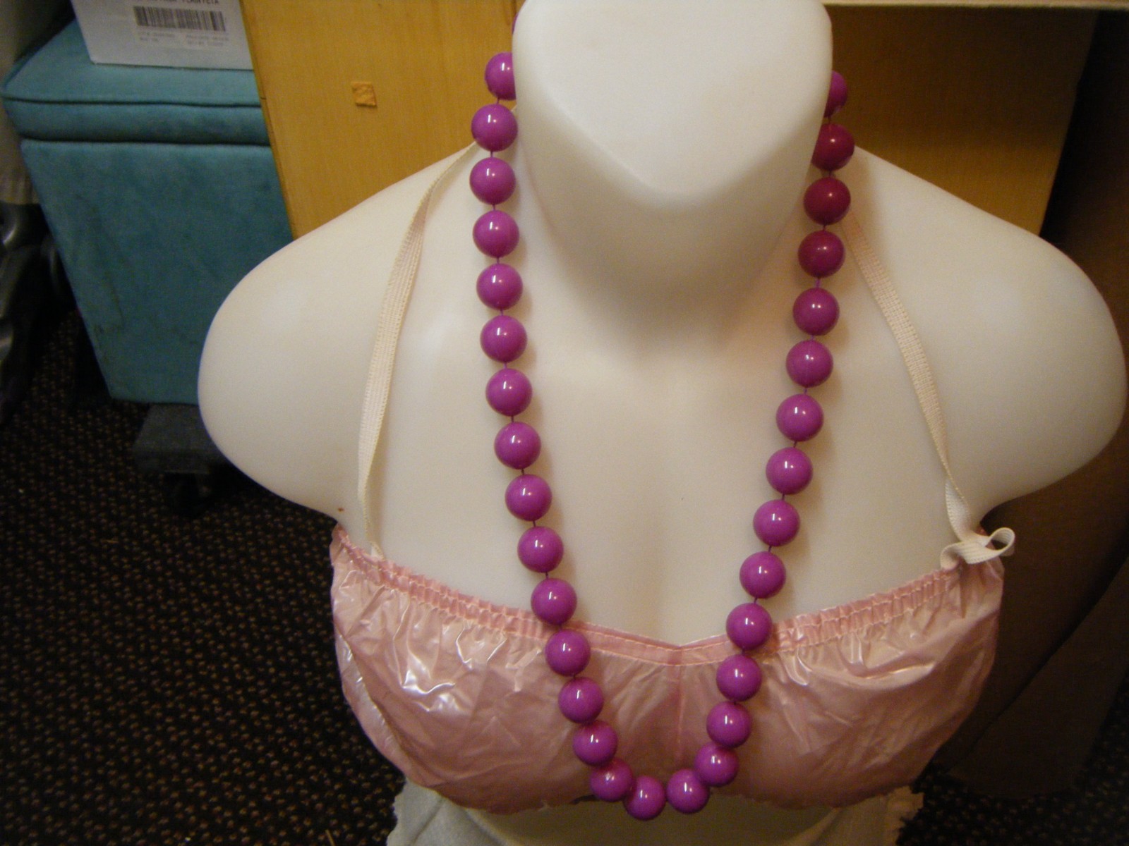 VINTAGE 28″ 17.5mm PURPLE BEADED NECKLACE, 38 PLASTIC BEADS D260425008