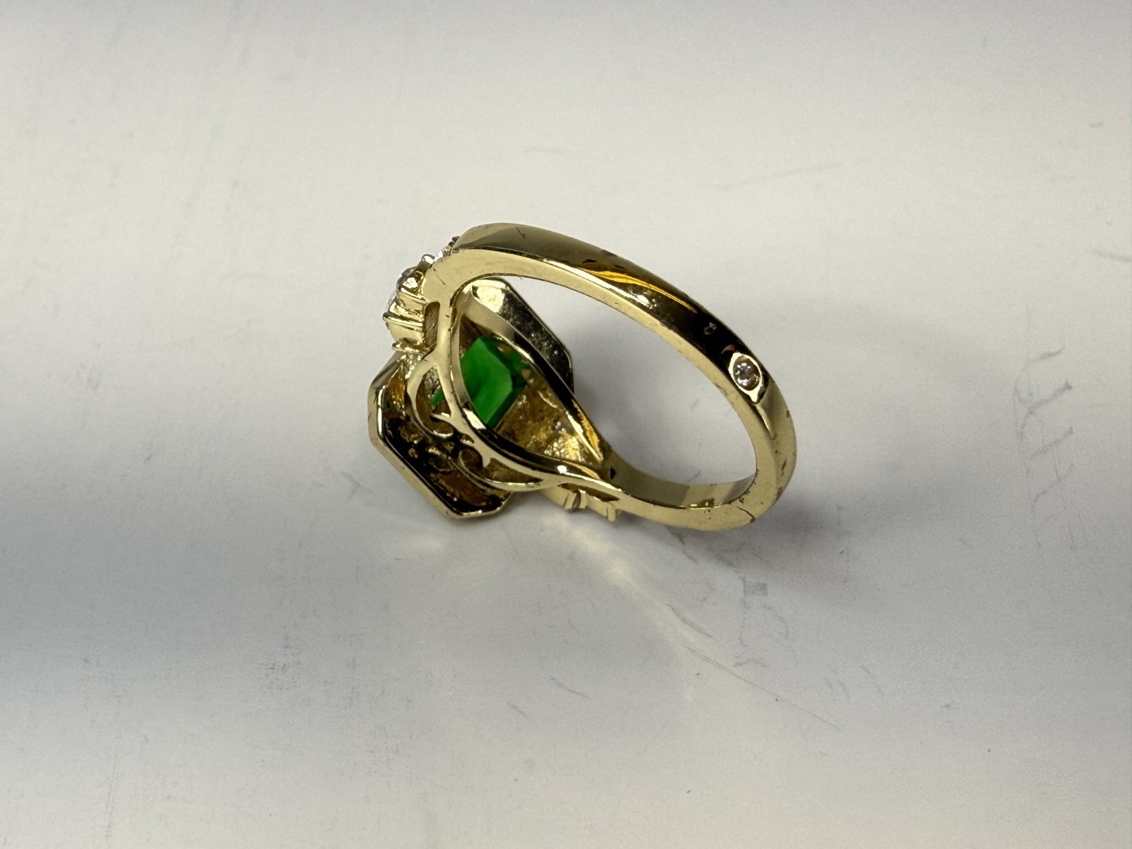 Beautiful Gold Tone Emerald Green Crystal Rhinestone Ring Size 6.25