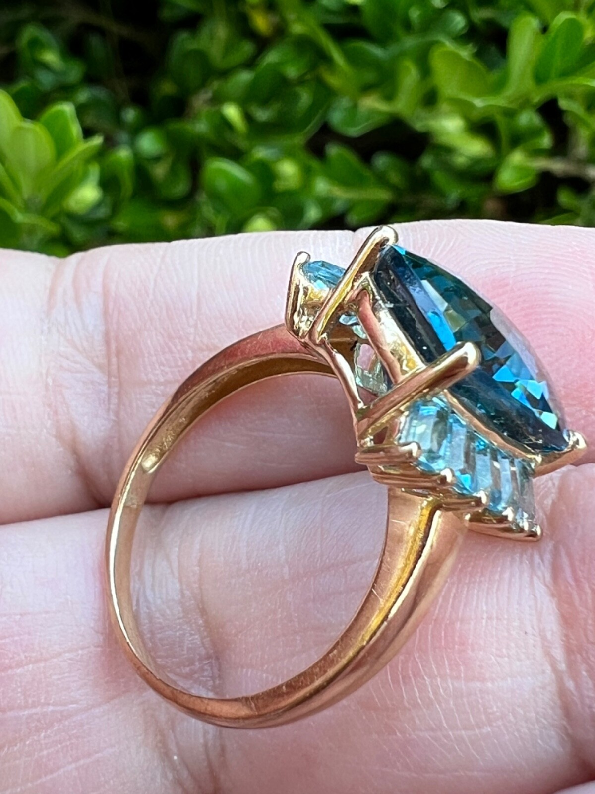 VINTAGE 14K GOLD FACETED DEEP TEAL LONDON BLUE AND LIGHT SWISS BLUE TOPAZ RING