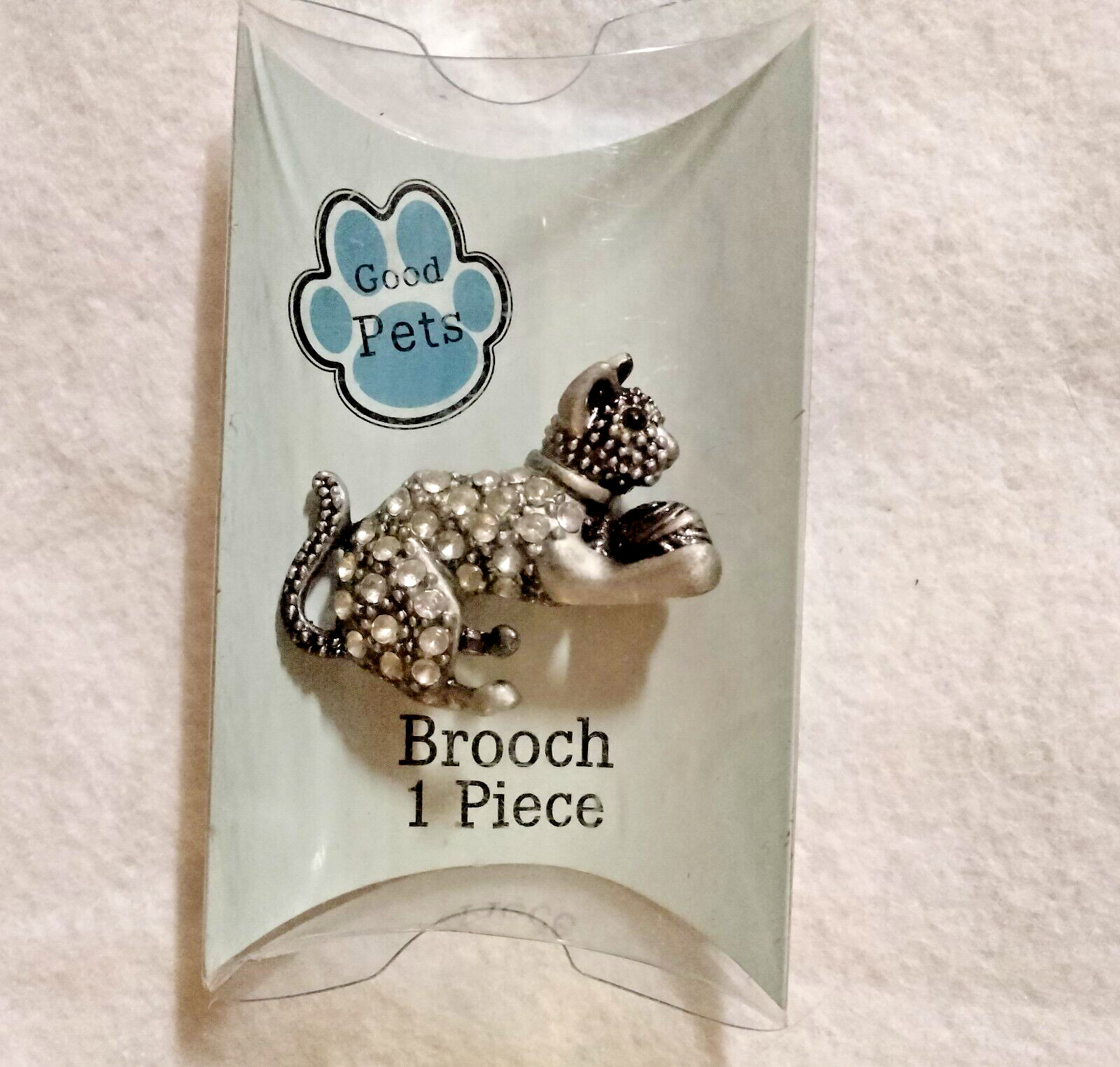 Good Pets Cat Playing with Yarn Ball Brooch (64 – 1194)