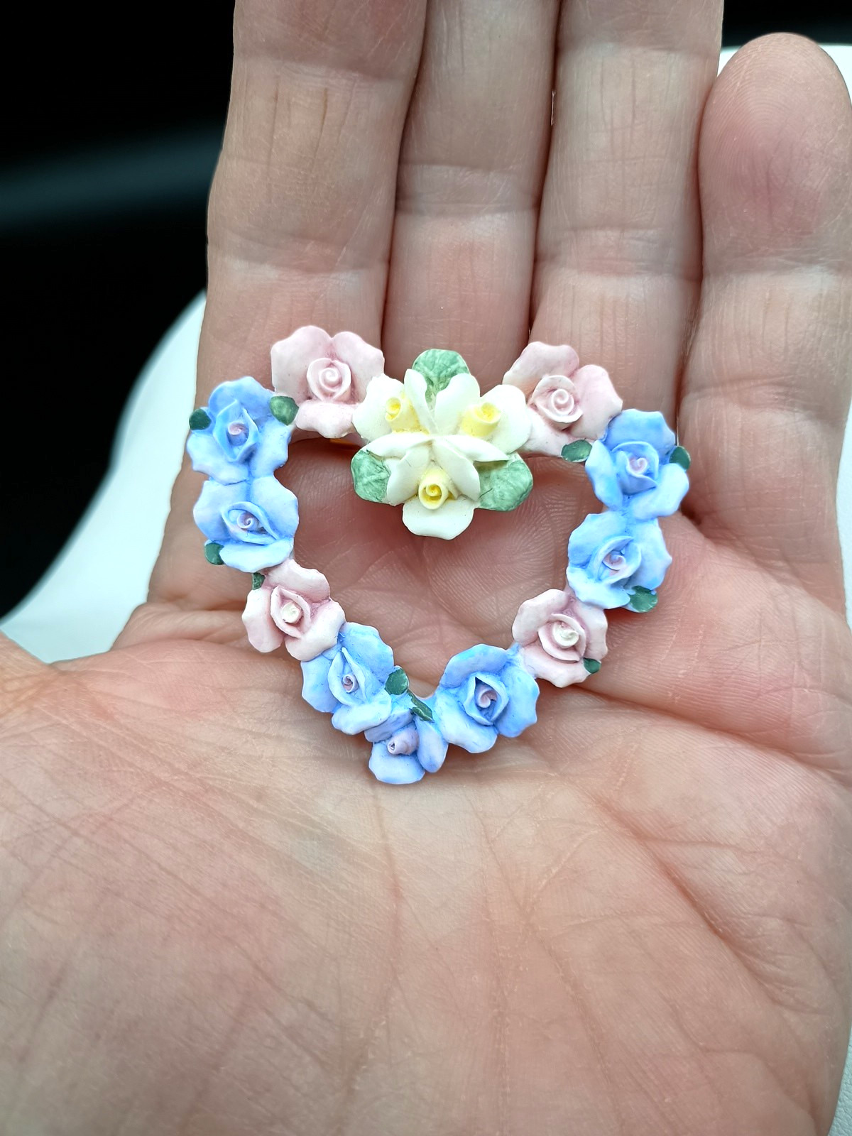 Vintage Avon HEARTS and ROSES Brooch Pin Porcelain Pastel Flowers 2″
