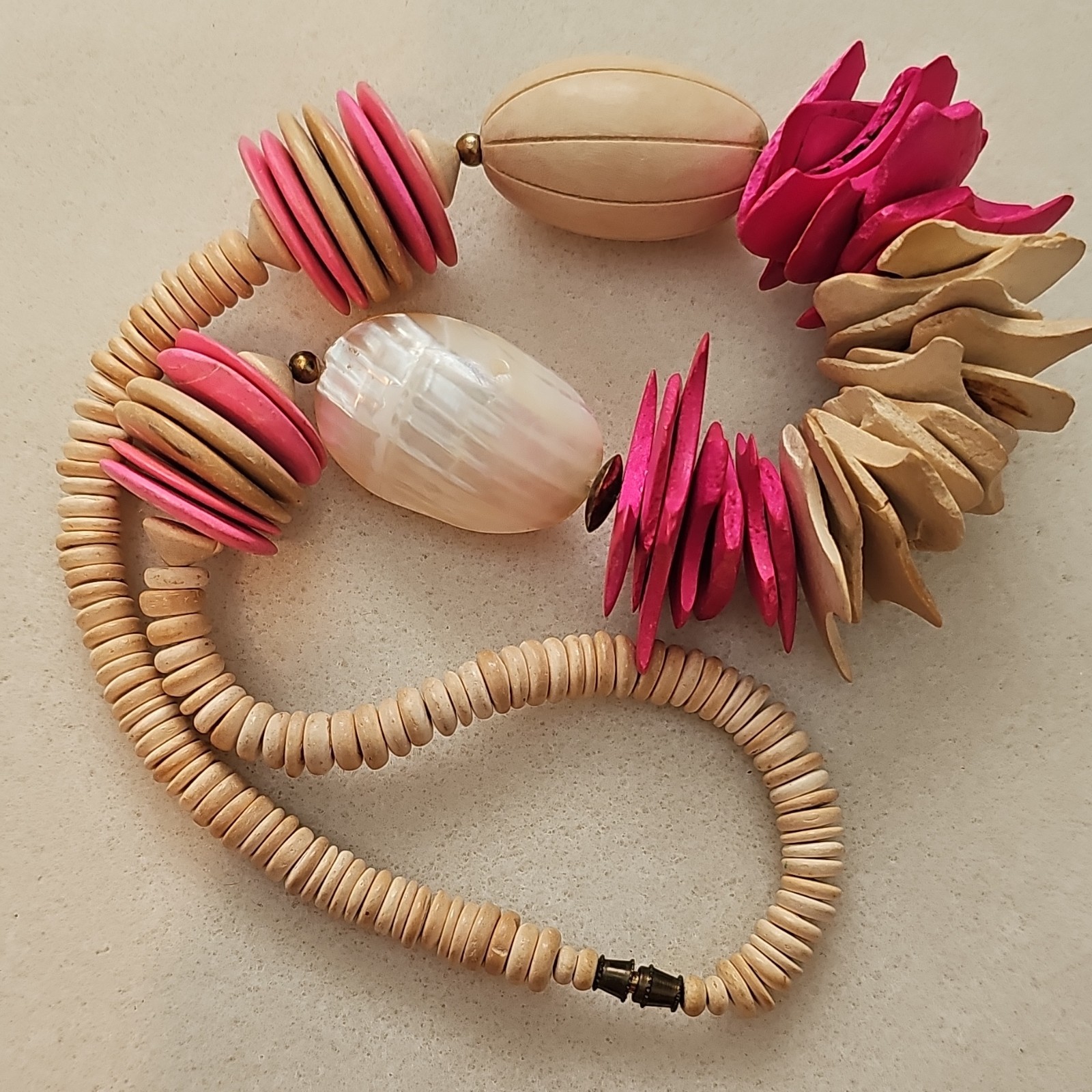 Pink Beige White Shell Beaded Statement Necklace Oval Shell Ball/Bead 19-24″