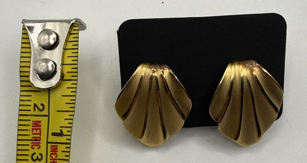 Napier Gold Tone Seashell Screw Back Adjustable Clip On Earrings Vintage