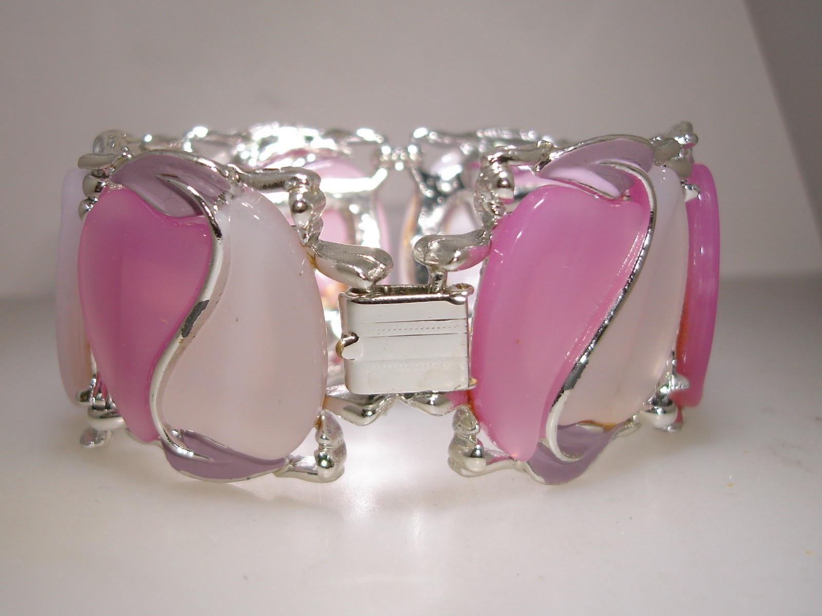 FABULOUS VINTAGE 1950’S PINK & WHITE LUCITE & PURPLE ENAMEL BRACELET & EARRINGS!