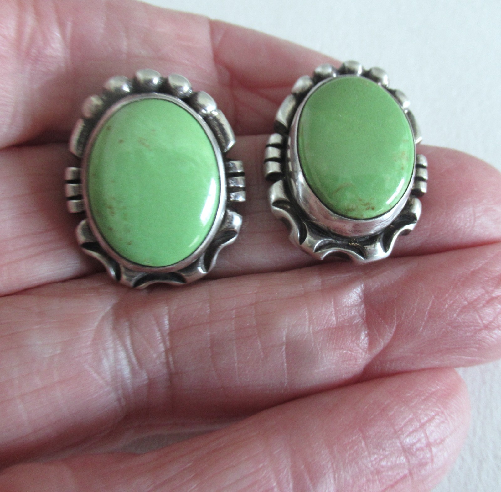 VINTAGE CAROL FELLEY STERLING STUD EARRINGS w LIME GREEN STONE, .91 INCH, 13 GRM