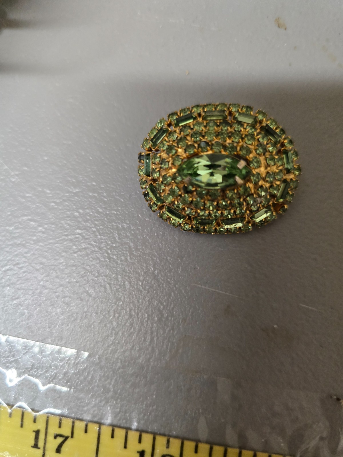 LOVELY LIME GREEN PRONG SET BEAUTIFUL PIN