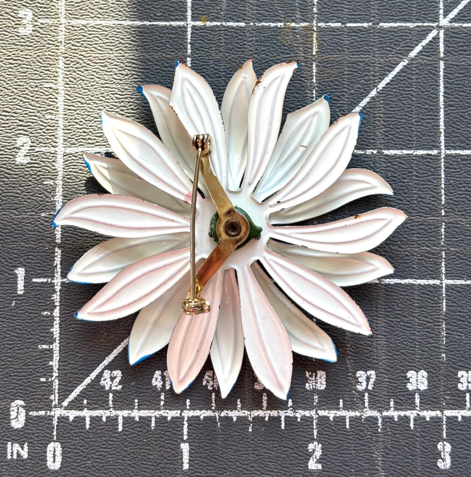 VINTAGE METAL ENAMEL FLOWER PIN,WHITE & BLUE DAISY BROOCH,FLOWER FASHION,COLLECT