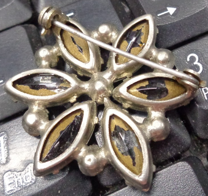 Vtg ESTATE Silvertone CLEAR Glass Prong Setting Rhinestone FLOWER Pin 1-3/8″ D