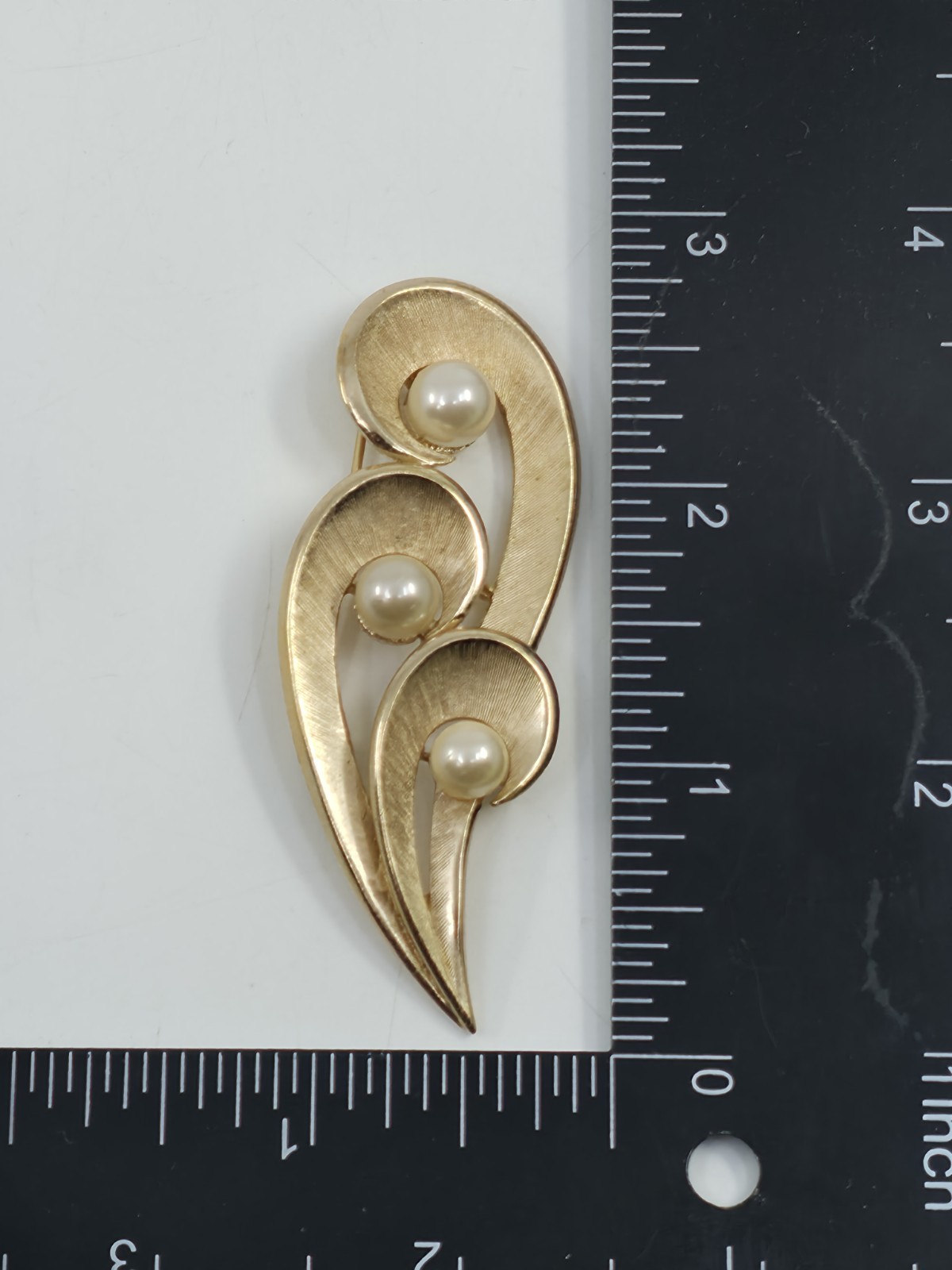 Vintage Crown Trifari Faux Pearl Gold Tone Swirl Ribbon Pin Brooch