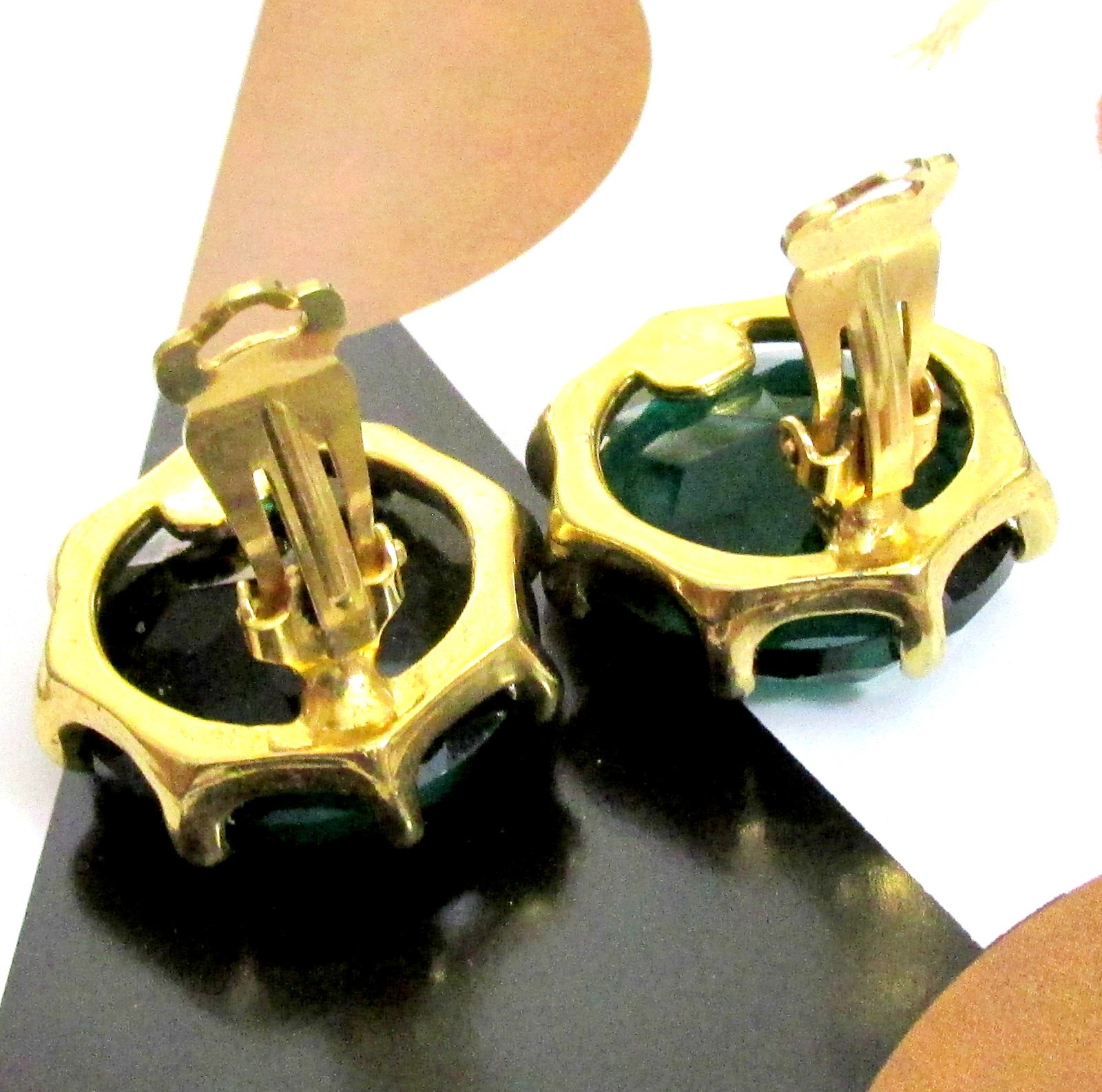 Vtg Runway 1″ Round Glamorous Emerald Green Acrylic “Crystal” Earrings 80s Clip